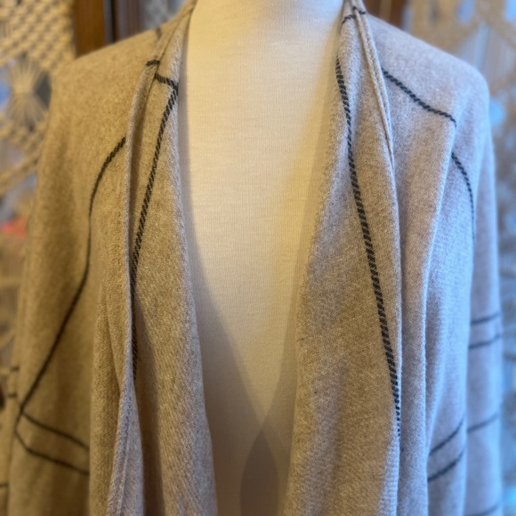 Elegant Eileen Fisher Wool Beige Women's Shawl with Fringe - Picture 3 of 8